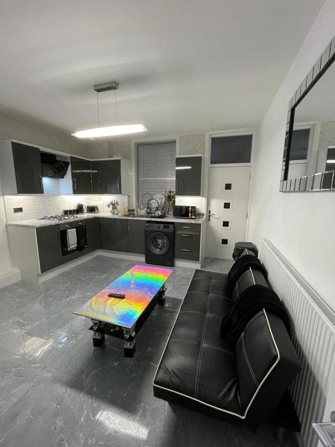 3 Bedroom Whalley Aparthotel Burnley Exterior photo